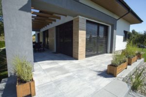 Polbruk_Magna(3) Trendy tarasowe. Ponadczasowe szarości i geometryczne kształty.