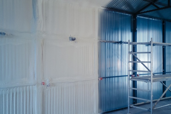 Skuteczne ocieplenie garażu Dom, LIFESTYLE - Nieszczelny garaż, który wbudowany jest w bryłę domu, może być przyczyną dużych strat ciepła w pomieszczeniach mieszkalnych.