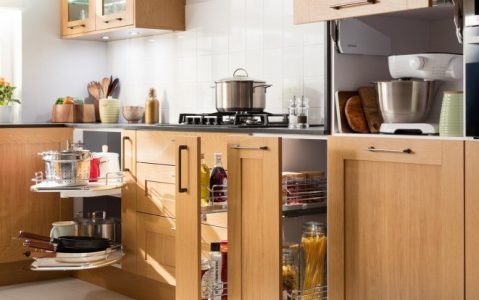 Domowa spiżarnia. Jak przechowywać produkty spożywcze w kuchni?