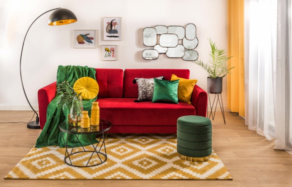 Trend Alert: styl pop-art w wiosennych aranżacjach Dom, LIFESTYLE - Intensywne i soczyste barwy, odważne dodatki inspirowane kulturą masową i motywy znane z reklam i kultowych obrazów to główne założenia stylu pop-art. Niezmiennie od 60 lat gości we wnętrzach, a w 2021 roku szczególnie zyskuje popularność.