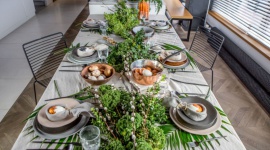 Inspiracje Decoroom na wielkanocny stół Dom, LIFESTYLE - Tegoroczne Święta Wielkanocne, ze względu na panujące ograniczenia, będą inne niż zwykle. Więcej czasu spędzimy w domu z najbliższymi, unikając spotkań w większym gronie. Warto więc zadbać o uroczystą atmosferę tego okresu.