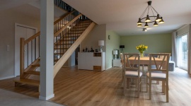 „Dom z Serca” pełen kolorów Dulux Dom, LIFESTYLE - 16-osobowa rodzina z Wierzbicy, której losy śledziła cała Polska, właśnie otrzymała klucze do swojego nowego domu. AkzoNobel, producent m.in. farb Dulux, w ramach projektu zadbał, aby mieszkańcy cieszyli się wnętrzami w pięknych kolorach.