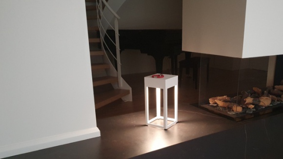 W blasku latarni – kolekcja lamp i-Lantern marki [LND] Dom, LIFESTYLE - W letnie wieczory otoczenie dzieli się swoim blaskiem i nieodpartym urokiem. Z cienia wyłaniają się ogrodowe zakątki, a światło, niczym morska latarnia, odkrywa niezgłębione dotąd ścieżki.