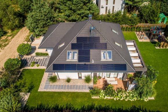 Czy rzeczywiście cena czyni cuda? Dom, LIFESTYLE - Rachunki za energię elektryczną ciągle rosną, co wpływa na wzrost zainteresowania fotowoltaiką. Wraz z popularnością tego rozwiązania, przybywa firm świadczących usług w zakresie sprzedaży i montażu instalacji fotowoltaicznych. Na co zwrócić uwagę?
