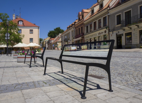 Stół, komoda, biurko. Szkło w meblach Dom, LIFESTYLE - Szkła używa się w meblarstwie od setek lat, ale dopiero dwudziestowieczny rozwój technologii produkcji pozwolił na uwolnienie jego potencjału. Współcześnie często stosuje się je w meblach i blatach. Najnowocześniejsze technologie szklane spełniają wymagania każdego projektanta.