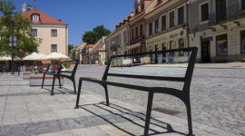 Stół, komoda, biurko. Szkło w meblach Dom, LIFESTYLE - Szkła używa się w meblarstwie od setek lat, ale dopiero dwudziestowieczny rozwój technologii produkcji pozwolił na uwolnienie jego potencjału. Współcześnie często stosuje się je w meblach i blatach. Najnowocześniejsze technologie szklane spełniają wymagania każdego projektanta.