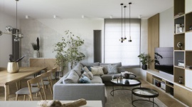 Drewno i niebieskie akcenty – ciepły apartament dla rodziny Dom, LIFESTYLE - Przytulny, pełen naturalnego drewna i przyjemnych neutralnych barw apartament znajduje się na warszawskim Mokotowie. Mimo że to niemal środek miasta, w ogóle tego nie czuć – z okien na szóstym piętrze widać korony drzew i błękitne niebo.