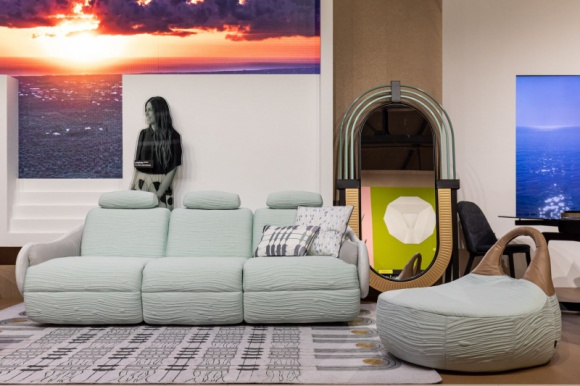 Przebudzenie designu – podsumowanie targów Supersalone 2021 w Mediolanie Dom, LIFESTYLE - Wydarzenie specjalne Supersalone w Mediolanie w kompaktowej i dość rewolucyjnej formie ponownie przyciągnęło profesjonalistów oraz fanów designu z różnych stron globu. Domoteka również uczestniczyła w wydarzeniu, a wśród wystawców tradycyjnie znalazły się firmy z jej oferty.
