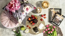 5 pomysłów na personalizowany prezent z okazji Dnia Matki: Salony Agata Dom, LIFESTYLE - Końcówka maja zwiastuje jedno z piękniejszych świąt w roku – Dzień Matki. W tym dniu każda mama zasługuje na uwagę oraz drobny upominek, dopasowany do jej gustu oraz zainteresowań.
