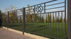 Z dekoracyjnym detalem - Nowoczesne Ogrodzenie Frontowe Opal Dom, LIFESTYLE - Wydaje ci się, że większość ogrodzeń wygląda podobnie? Chciałbyś wyróżnić się czymś na tle innych posesji, ale nie przepadasz za zbyt ozdobnymi rozwiązaniami? Lubisz geometryczne, a jednocześnie niebanalne formy?
