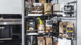 Cargo: superbohater każdej kuchni. Dom, LIFESTYLE - Cargo, czyli system wysuwanych półek do mebli kuchennych staje się coraz popularniejszy w Polskich domach. Nic dziwnego – to rozwiązanie, które pozwala lepiej wykorzystać dostępną przestrzeń i zapewnia łatwy dostęp do przechowywanych produktów.