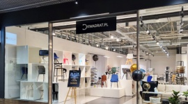 Domoteka zaprasza do nowo otwartego showroomu DKwadrat.pl Dom, LIFESTYLE - Centrum Wyposażenia Wnętrz Domoteka poszerzyło się o kolejną przestrzeń dla wielbicieli nowoczesnych form i fascynującego wzornictwa. Nowy showroom DKwadrat.pl to miejsce z bogatym wyborem mebli oraz akcesoriów do domu, stanowiących esencję światowych trendów meblarskich.