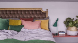 Modne fiolety w aranżacji wnętrz Dom, LIFESTYLE - Fiolet przez lata ustępował miejsca kojącym barwom natury, minimalistycznej bieli czy szarościom, stanowiąc w aranżacji wnętrz ewentualnie drobny akcent.