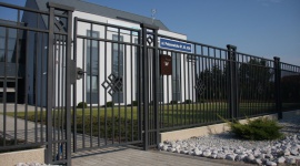 Jak dobrać ogrodzenie do architektury budynku? Dom, LIFESTYLE - W Polsce, jeśli chodzi o architektoniczne gusty, dwie najbardziej rozpoznawalne grupy inwestorów to z jednej strony wielbiciele form klasycznych, z drugiej nowoczesnych, modernistycznych brył. Podpowiadamy, o czym należy pamiętać, dobierając ogrodzenie do architektury domu.