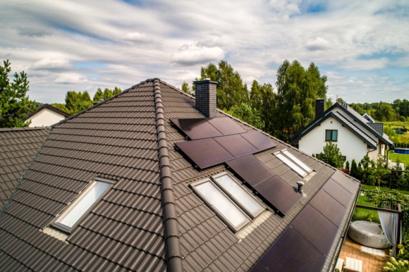 Zmiany w ustawie OZE okiem branży i klientów Dom, LIFESTYLE - Rząd szykuje zmiany w sposobie rozliczania energii z fotowoltaiki. Prosumenci będą mogli odzyskać już nie 80 czy 70% produkowanej energii, lecz w najgorszym wypadku zaledwie 40%. Analizujemy przedstawione propozycje i sprawdzamy, co sądzi o nich branża oraz klienci indywidualni.