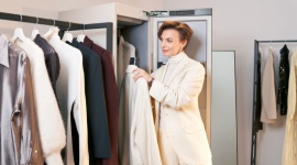Zadbaj o swoją szafę na wiosnę z Samsung AirDresser Dom, LIFESTYLE - Wiosna to czas gruntownych porządków, które nie mogą ominąć naszych szaf. Chowamy zimowe kurtki, a ich miejsce zastępują lekkie wełniane płaszcze, kurtki skórzane i przeciwdeszczowe.