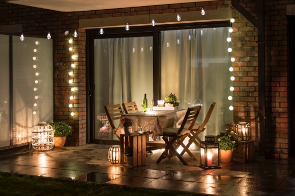Wymarzony balkon i taras – zorganizujmy to mądrze! Dom, LIFESTYLE - Odpowiednie zabezpieczenie podłogi, a także rozsądne zakupy wyposażenia balkonu czy tarasu będą stanowić przepustkę do niczym nieskrępowanego relaksu blisko natury. Na co warto zwrócić uwagę przygotowując swoją przestrzeń na sezon letni? Podpowiadamy!
