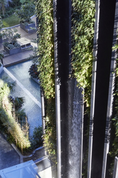 Mieszkanie z wodospadem? Zobacz niezwykły projekt! Dom, LIFESTYLE - Zapierające dech w piersiach 22-metrowe kaskady wody spadają ze ścian budynku mieszkalnego Waterfall w Australii. Ta spektakularna fasada to wynik współpracy projektantów z Cosentino, producentem wielkoformatowych spieków, w ramach realizacji luksusowego osiedla.