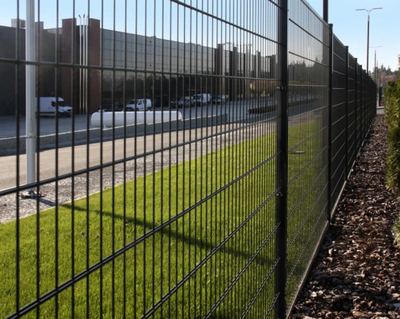 Szybko i praktycznie: siatka czy ogrodzenie panelowe? Dom, LIFESTYLE - Do niedawna w miejscach nie wymagających reprezentacyjnego parkanu niepodzielnie królowała siatka. Dziś coraz chętniej wybieraną alternatywę stanowią dla niej ogrodzenia panelowe.