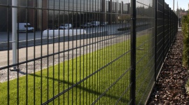 Szybko i praktycznie: siatka czy ogrodzenie panelowe? Dom, LIFESTYLE - Do niedawna w miejscach nie wymagających reprezentacyjnego parkanu niepodzielnie królowała siatka. Dziś coraz chętniej wybieraną alternatywę stanowią dla niej ogrodzenia panelowe.